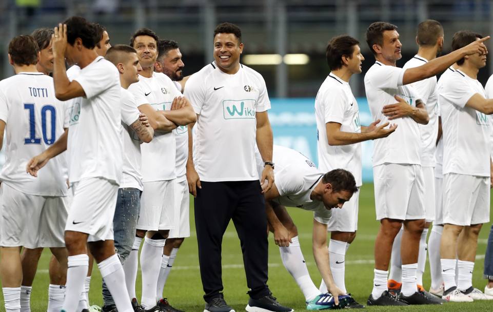 Pirlo comincia con i bianchi: nella foto si riconoscono Totti, Pippo Inzaghi, Nesta, Ronaldo, Leonard e Maldini. Ap